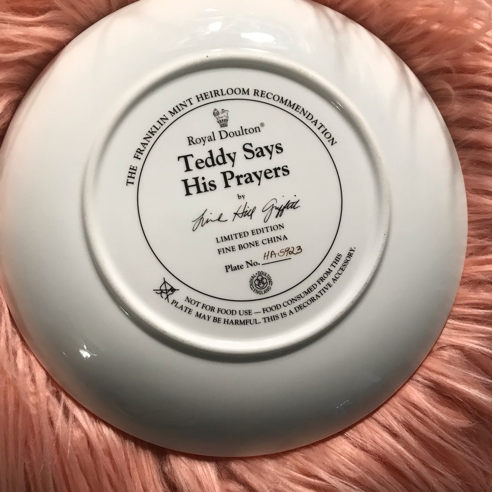 Adorable Praying Teddy Collectors plate. - Picture 2 of 2